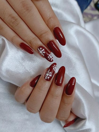 Another look at the beautiful red snowflake nails.