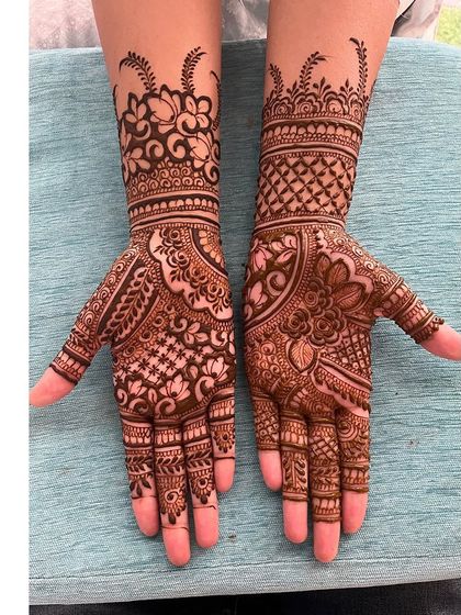A simple yet beautiful festive design. The patterns are focused on the wrist and a portion of the hand, making it elegant and not overpowering. Perfect for Diwali or other celebrations.