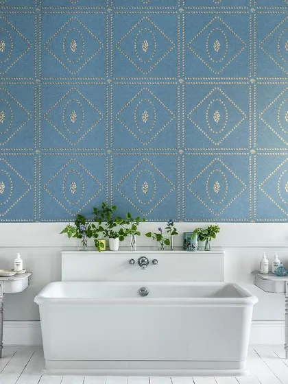 The 'Conchiglie' wallpaper by Cole & Son presents a captivating arrangement of shell-filled boxes and diamonds. This geometric pattern, rich in intricate detail, is perfect for creating a serene and elegant bathroom.