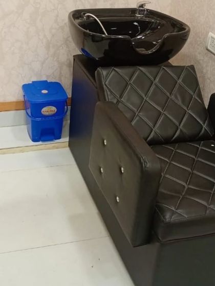 My clinic includes a professional hair washing station. This is used for preparing your scalp before the procedure and for washing and conditioning your new hair system.