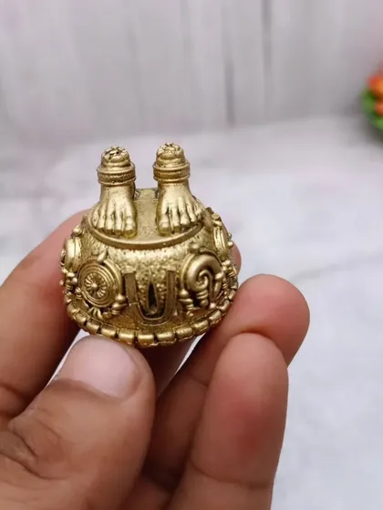 Brass se bane yeh Lord Balaji ke Padam hain. Inhein pooja sthan par rakhna bahut hi shubh maana jaata hai.