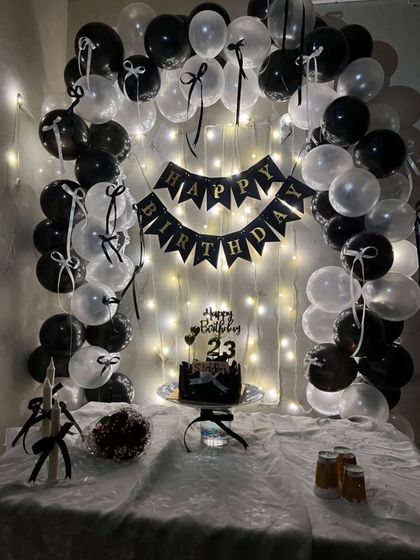 This is an example of an intimate and stylish birthday setup right at home. I used a sophisticated black and white color scheme for the balloon arch and banner, with fairy lights creating a warm and cozy glow. It’s perfect for a personal celebration with close friends and family.