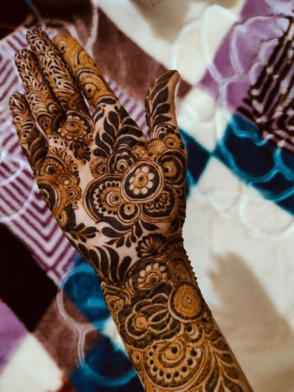 A final look at this elegant and modern Khafeef henna.