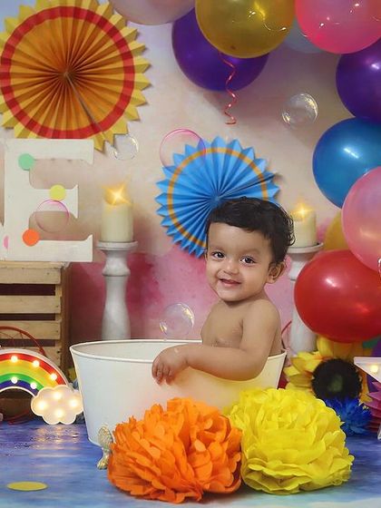 A splash of colour and a splash of water! This rainbow-themed first birthday shoot ends with a fun and bubbly bath, making for the cutest pictures.