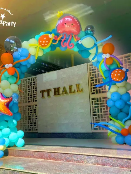 A grand entrance for an underwater adventure. This balloon arch at the TT Hall is filled with sea creatures like octopuses and starfish, welcoming guests to a magical world beneath the waves.