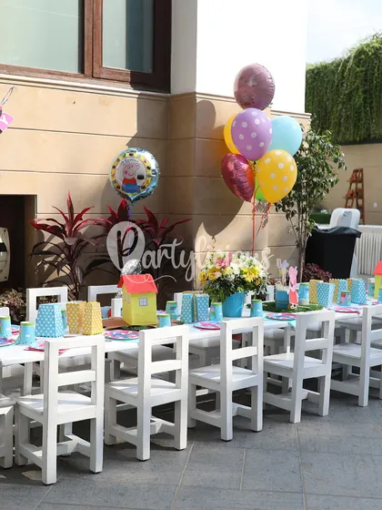Planning a Peppa Pig Party? Here's some inspiration, starting with a perfectly set kids' table with themed tableware and colorful balloons.
