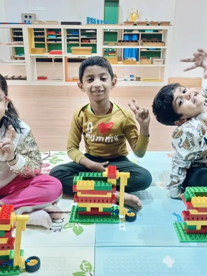 Look at these happy faces! This is the result of a great session where kids worked together to build their own simple machines. It's this kind of collaborative fun and shared achievement that makes my workshops so special.