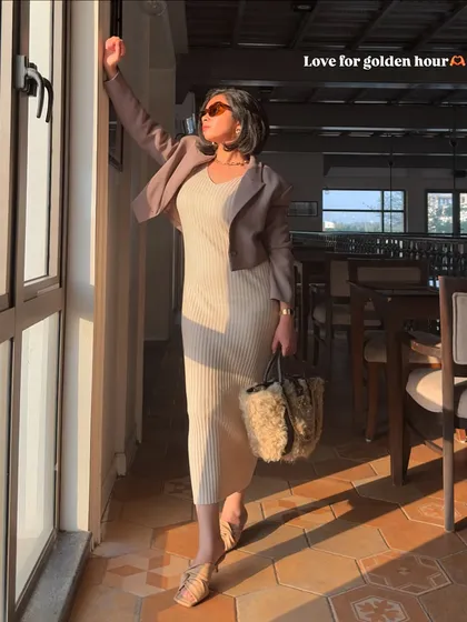 Love for the golden hour. This simple beige ribbed dress is elevated with a cropped blazer and a textured bag, creating a sophisticated and warm look.