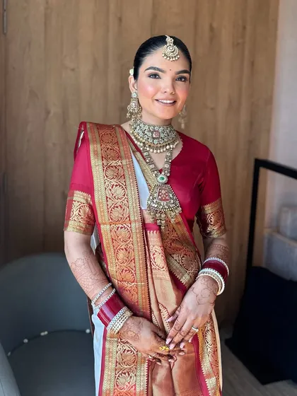 Absolutely loved creating this elegant look for my South Indian bride, Aishwarya. The focus was on clean, radiant skin and classic makeup that beautifully complemented her traditional silk saree and stunning temple jewelry.
