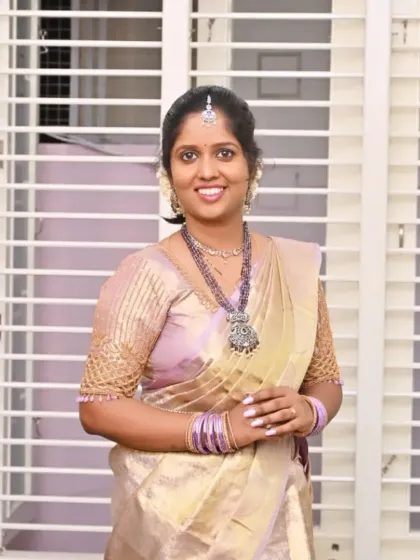 Mithuna looking lovely and ready for the house warming ceremony. This is a great example of my popular "simple and elegant" guest makeup.