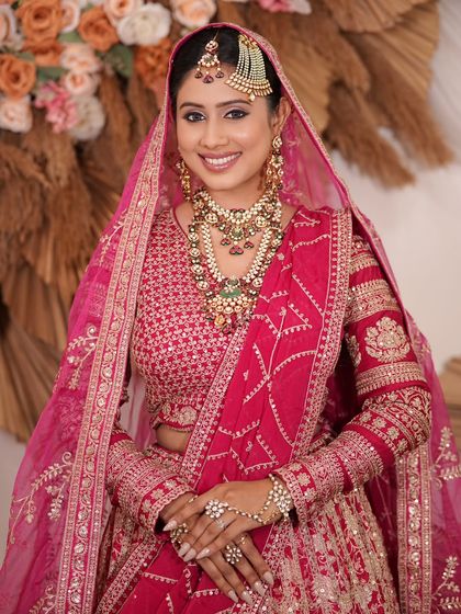 A complete bridal look featuring a heavy, gold-plated Kundan necklace, haath phool, and maang tikka, all available for rent.
