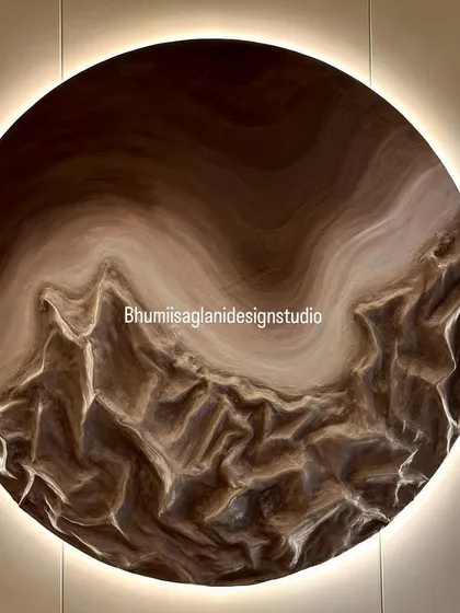 Art should be an experience. This backlit 3D mural was conceptualized to represent a mountain landscape, playing with texture and light to create a dramatic and modern focal point. We don't just decorate walls; we give them a soul.