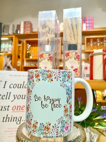 A simple wish for every day: 'Be happy, be free'. This floral mug is a gentle reminder to find joy in the small moments.