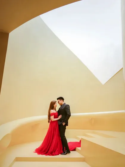 Using the unique architecture of the location, we framed this couple in a moment of quiet connection. This pre-wedding photograph highlights our use of clean lines and natural light to create artistic and modern couple portraits.