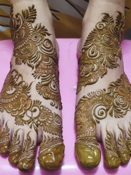 A simple yet elegant foot design. This Arabic-style pattern flows beautifully along the side of the foot, making it a great choice for brides or guests who prefer a lighter look.