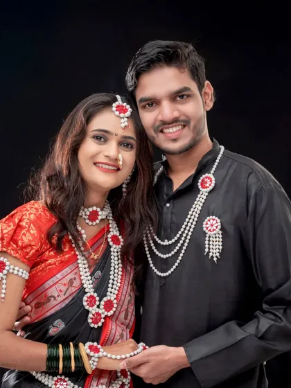 A classic portrait of a couple dressed in traditional attire for their Makar Sankranti photoshoot. This is a wonderful way to celebrate your first festival together after marriage.
