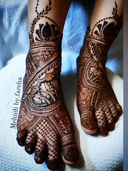 This design combines a full-coverage pattern with a beautiful lotus vine traveling up the ankle.