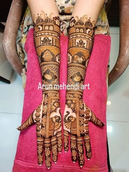 Graceful swans, a symbol of love and purity, are the centerpiece of this elegant design, complemented by palace architecture on the upper arms.