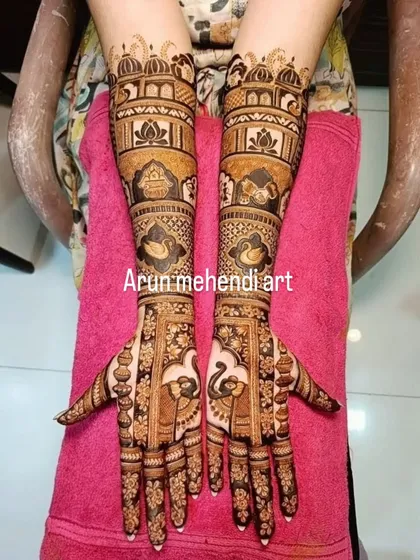 Graceful swans, a symbol of love and purity, are the centerpiece of this elegant design, complemented by palace architecture on the upper arms.