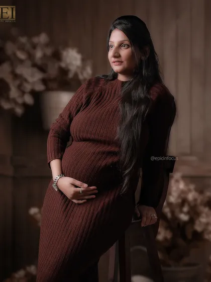A cozy and chic ribbed knit brown dress, perfect for an autumn-themed or rustic studio session.