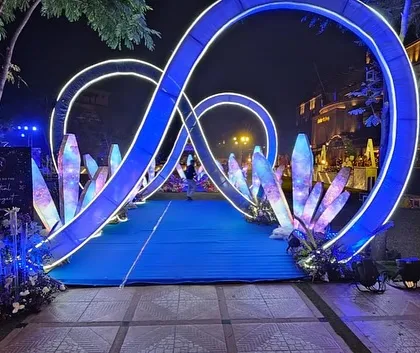 Why have a regular entrance when you can have an infinite one? For this celestial-themed sangeet, I designed this infinity loop walkway lined with glowing crystals, creating a truly magical and futuristic path for the couple and their guests.