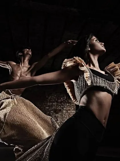 A throwback to the Shantanu & Nikhil summer 2022 campaign. The choreography here focused on creating elegant lines and expressive postures that highlighted the texture and flow of the fabric.