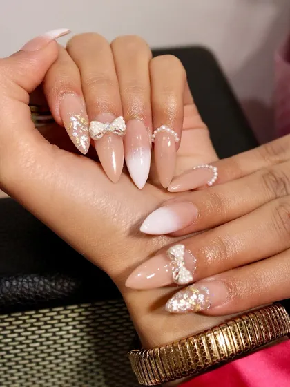 For a soft, romantic look, I created this set with a gentle ombré base, delicate 3D bows, scattered glitter, and tiny pearl accents. It's perfect for brides or any special occasion.