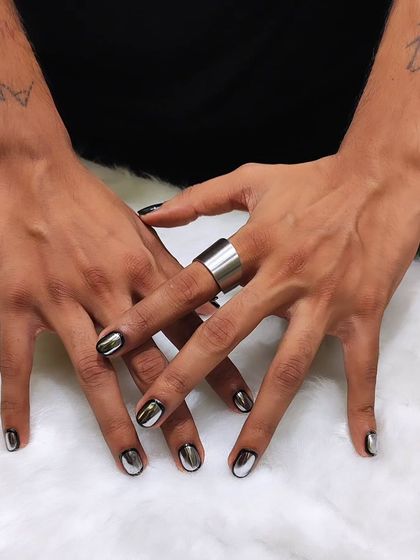 This chrome manicure is all about that high-shine, liquid metal effect. It's a minimalist yet high-impact look that is undeniably cool.
