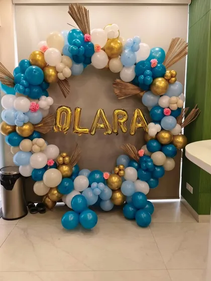 Another perspective of the blue and gold welcome home balloon ring.
