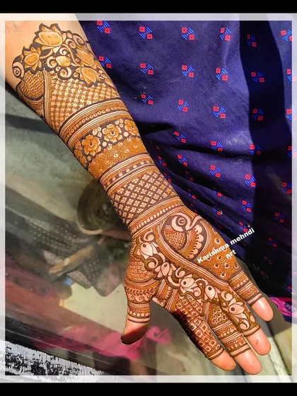 A full-arm bridal design requires careful planning to ensure flow and consistency. This piece demonstrates how to connect palm motifs with forearm bands and fillers, a core component of my bridal henna training.