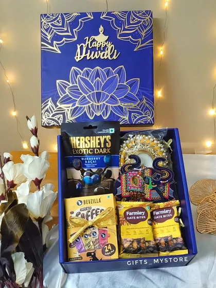 Here is the complete blue lotus hamper, with the lid displayed. It's a visually stunning gift that's perfect for making a great impression.