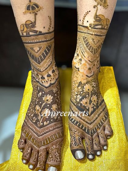 This foot design features elephants with umbrellas, continuing the royal procession theme from the hands.
