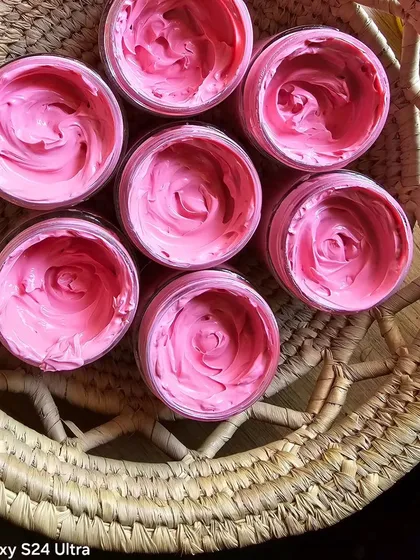The beautiful rose like swirls on top of each Rose Calamine face pack.