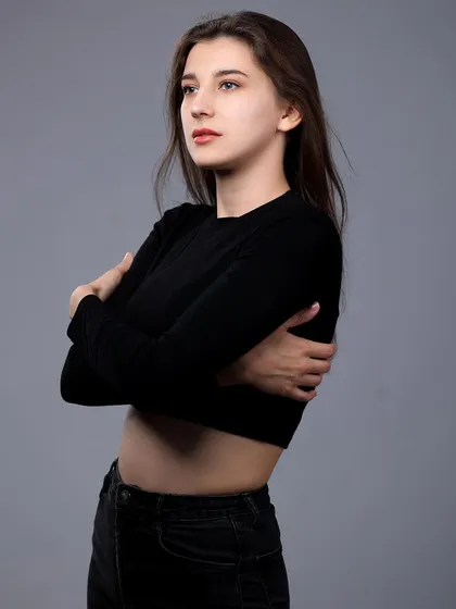 A three-quarter shot from the same series, with the model's arms crossed for a confident look.