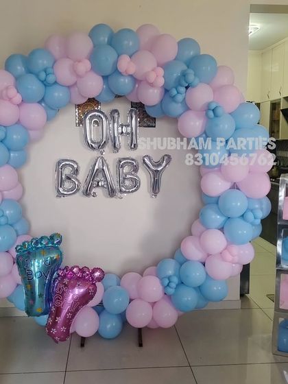 A gender-neutral "Oh Baby" balloon ring in pink and blue, perfect for baby showers or gender reveal parties.