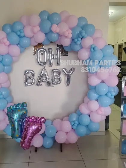 A gender-neutral "Oh Baby" balloon ring in pink and blue, perfect for baby showers or gender reveal parties.