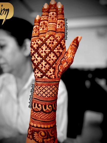 This full-hand design is perfect for Karwa Chauth, featuring a dense jaal pattern and traditional motifs on the wrist.