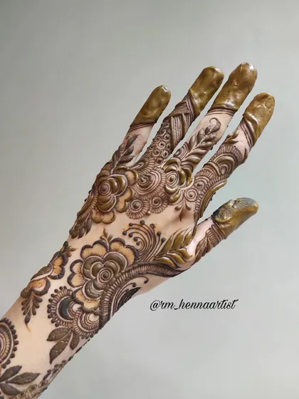 A close-up of this beautiful, flowing back-hand design. The details are what make a piece truly special, and I love every bit of this one.