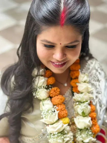 A closer view of the simple and elegant ceremony look. The soft eye makeup and natural lip color enhance her features without feeling heavy, perfect for a daytime event.