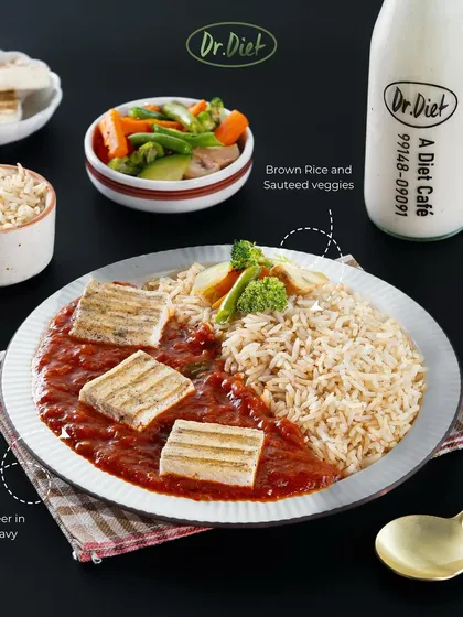 This is a perfect example of a balanced meal for my vegetarian friends. You get grilled paneer in a fat-free gravy for protein, brown rice for complex carbs, and a side of sautéed veggies for vitamins. It's macro-counted to help you hit your targets.