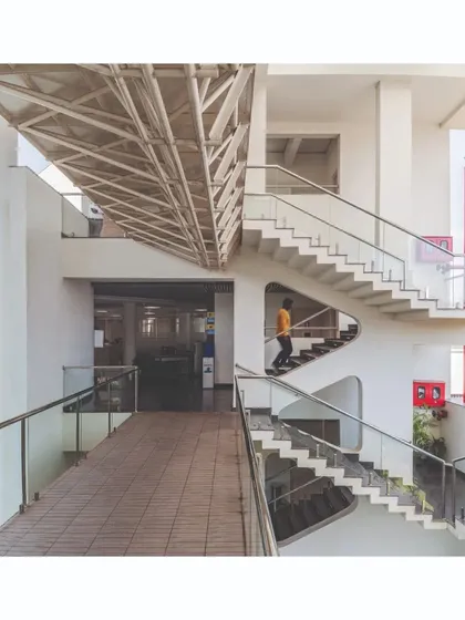 The circulation spaces are designed to be open and engaging. This covered bridge and external staircase connect different blocks of the campus, encouraging movement and interaction while providing protection from the elements.