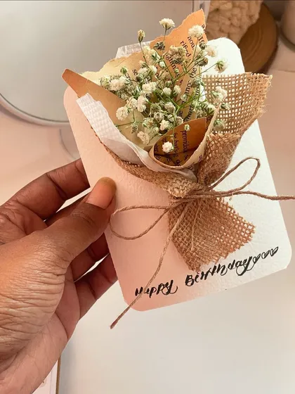 Aesthetic AF! 🤌🏻 This mini bouquet card is one of my most popular items. It features a tiny bouquet of dried flowers wrapped in burlap and vintage paper.
