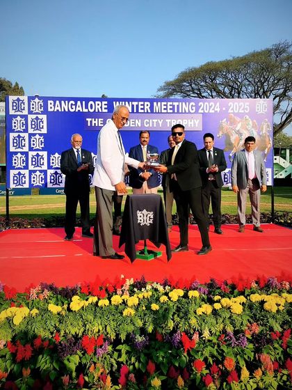 Presenting the Garden City Trophy to the winner.