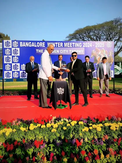 Presenting the Garden City Trophy to the winner.