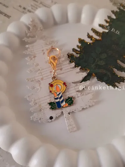 The Christmas candle charm displayed on a festive background, highlighting its warm and cozy vibe.