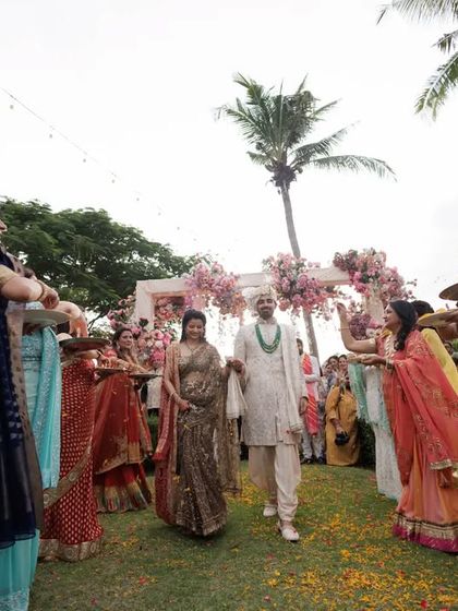 A beautiful shot of the groom's entry, where the bride's family welcomed him with a choreographed performance.