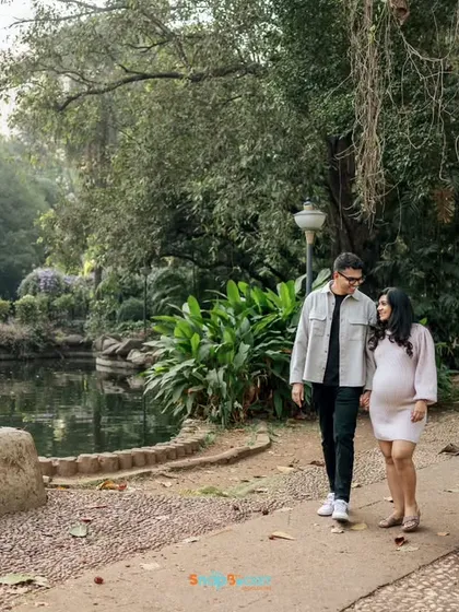 A simple walk along a park path can make for the most beautiful photos. This shot captures the couple in their own little world, chatting and enjoying the moment.