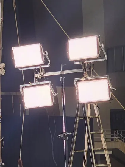 Here, four Creamsource Vortex8 units are rigged on a junior triple header, mounted on a Manfrotto Avenger crankovator stand. This is a practical and stable way to create a powerful bank of light for on location shoots.