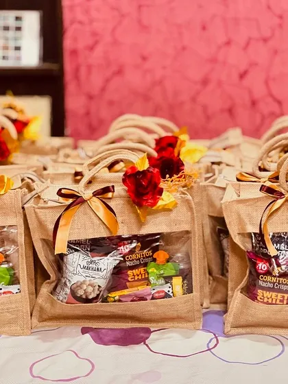 For destination weddings, I prepare these convenient and thoughtful wedding room hampers in bulk. These jute bags are filled with snacks and refreshments to welcome your guests and make their stay comfortable.