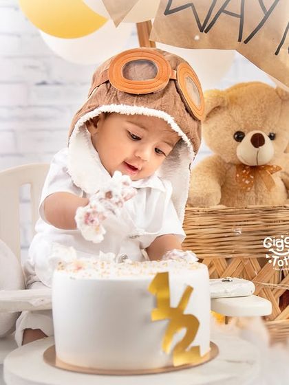 Halfway to one and already smashing milestones, and cake! This little pilot is enjoying a sweet treat during his hot air balloon themed sitter session.